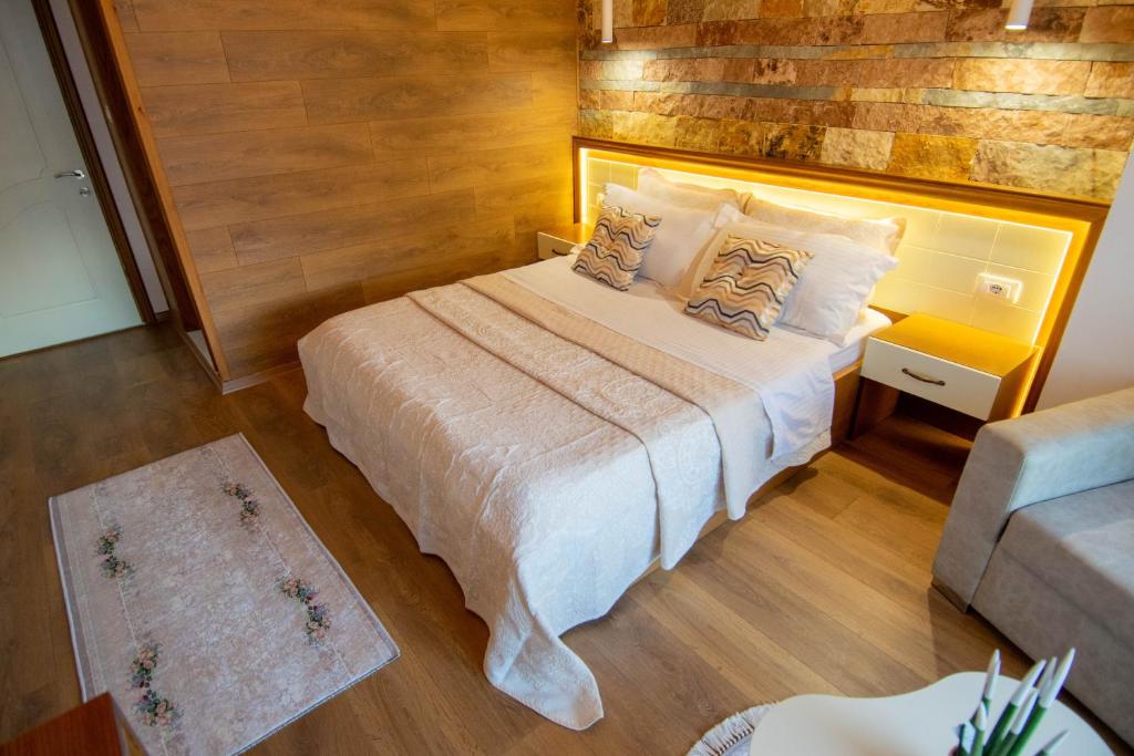 Postel nebo postele na pokoji v ubytování Te Kalaja Rooms