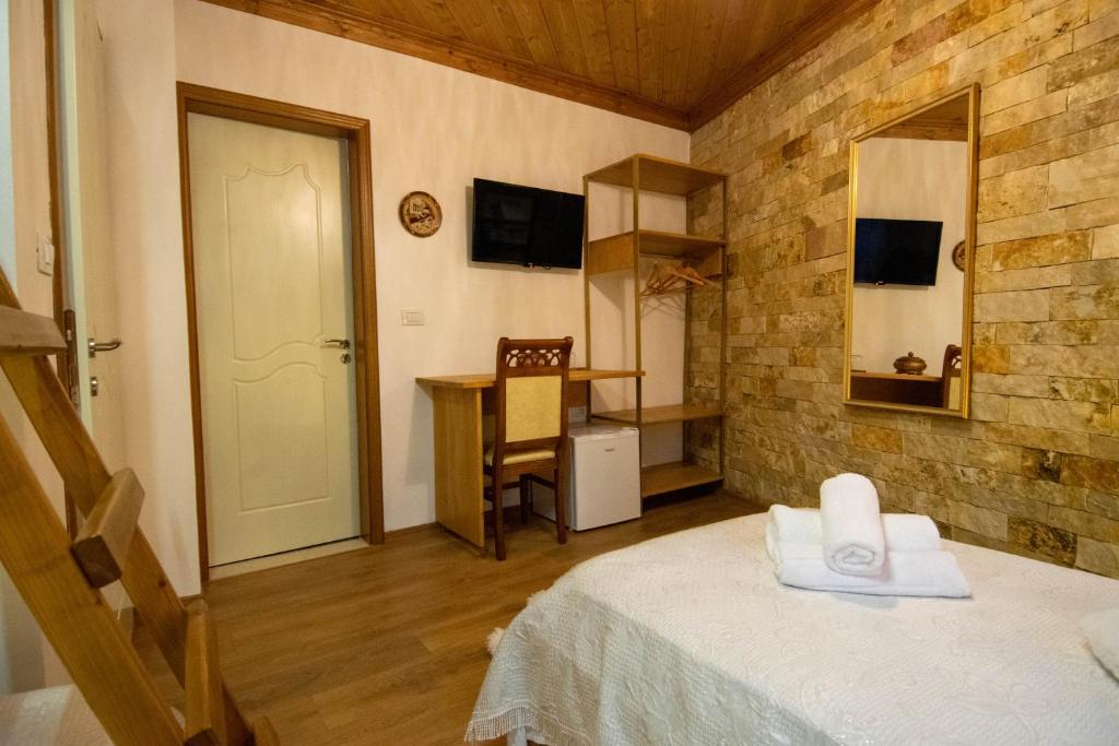 TV a/nebo společenská místnost v ubytování Te Kalaja Rooms