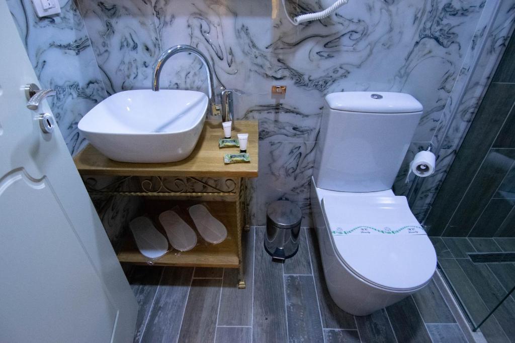 Koupelna v ubytování Te Kalaja Rooms