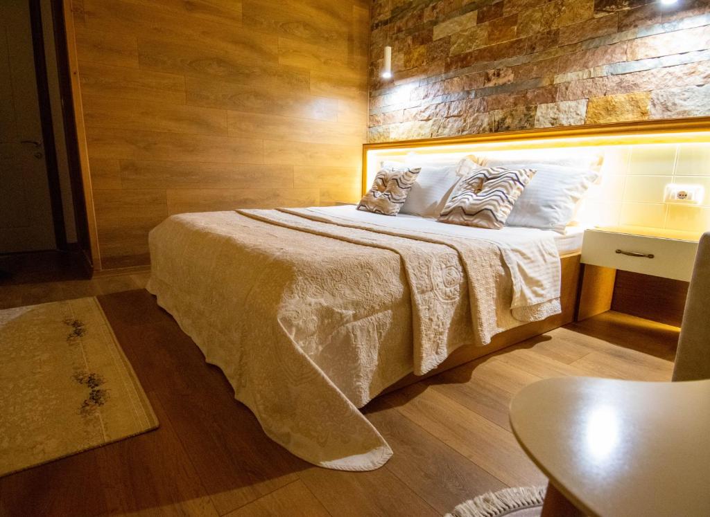 Postel nebo postele na pokoji v ubytování Te Kalaja Rooms
