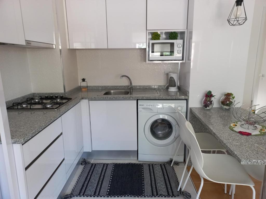Kuchyň nebo kuchyňský kout v ubytování Apartamentos Bela Vista