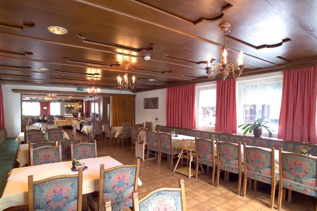 Restoran või mõni muu söögikoht majutusasutuses Hotel Linde