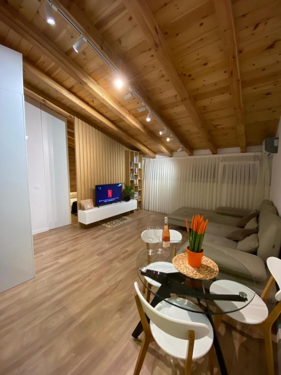 - un salon avec un canapé et une table dans l'établissement Lovely Loft 1-Bedroom in the heart of Tirana, à Tirana