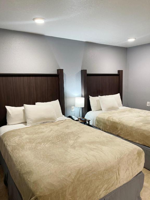 Postel nebo postele na pokoji v ubytování Celebration Suites