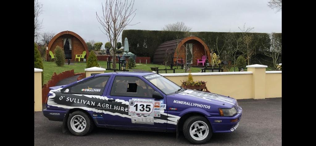 un coche azul estacionado en un estacionamiento en Clonakilty Accommodation An Úllórd Getways, en Clonakilty