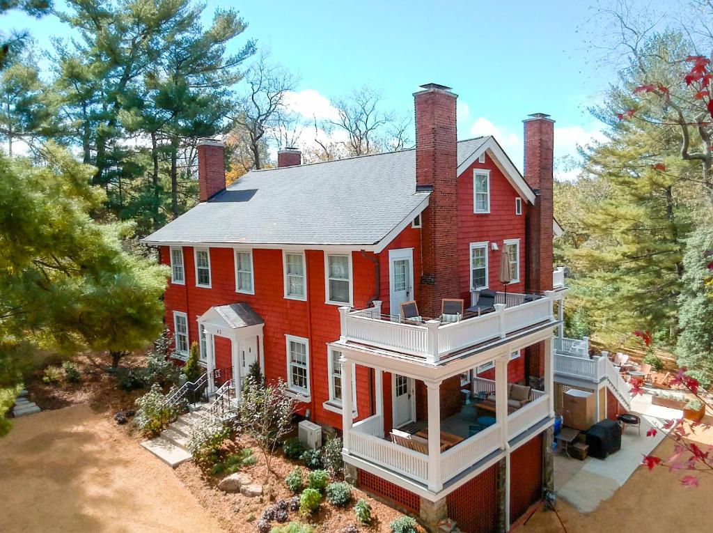 een luchtzicht op een groot rood bakstenen huis bij The Applewood Manor in Asheville