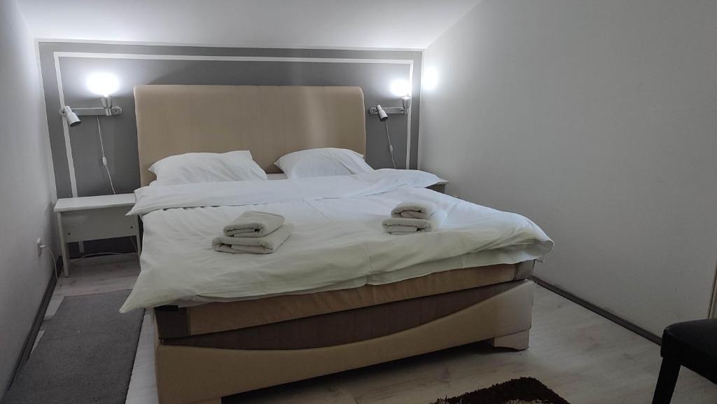 LIRA EXCELLENT NIS - Camera Tripla Con Bagno Privato