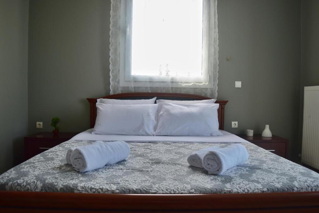 Łóżko lub łóżka w pokoju w obiekcie Villa Filippos