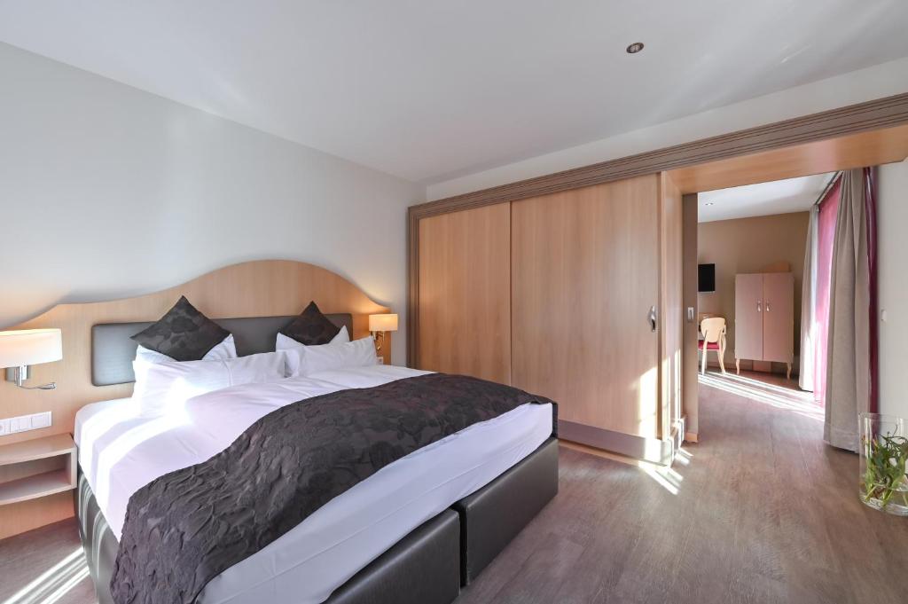 Postel nebo postele na pokoji v ubytování Villa Ludwig Suite Hotel