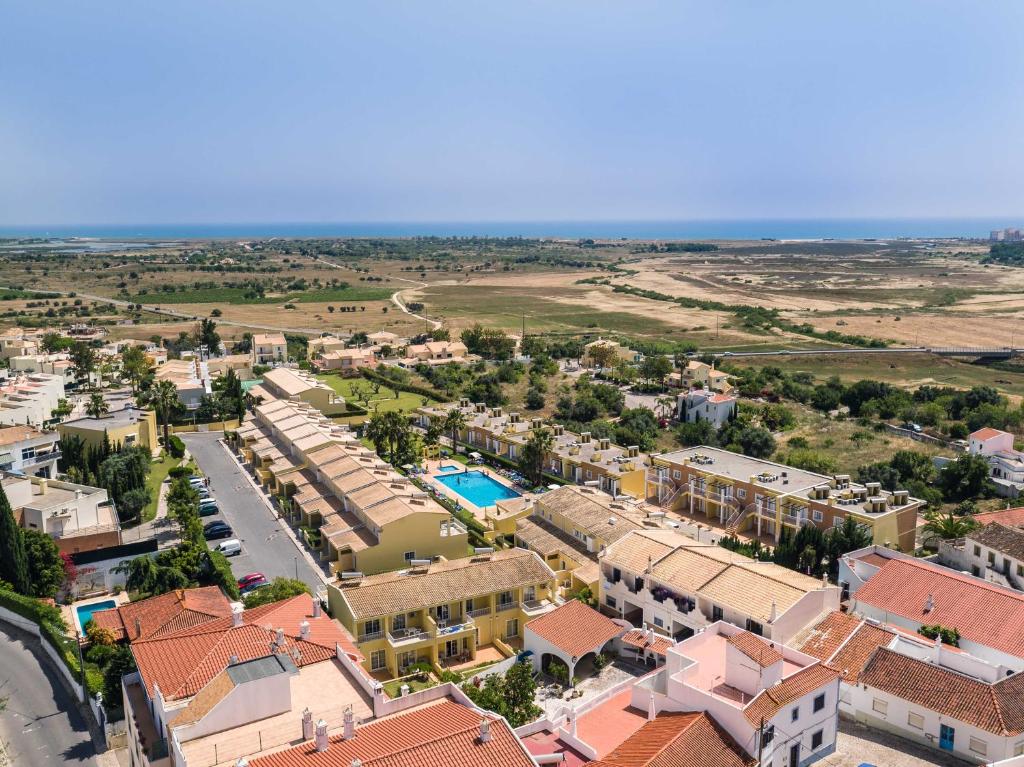 uma vista aérea de uma pequena cidade com edifícios em Villas Barrocal em Pêra