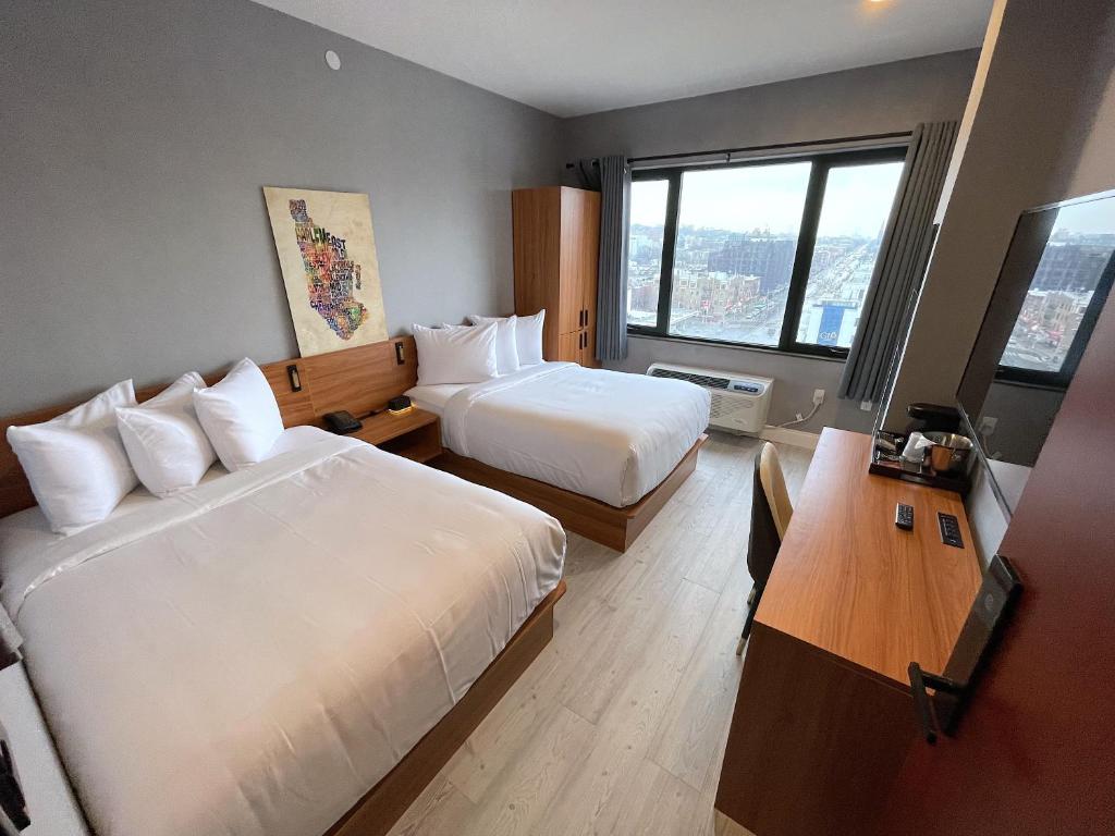 Postel nebo postele na pokoji v ubytování Liberty View Brooklyn Hotel