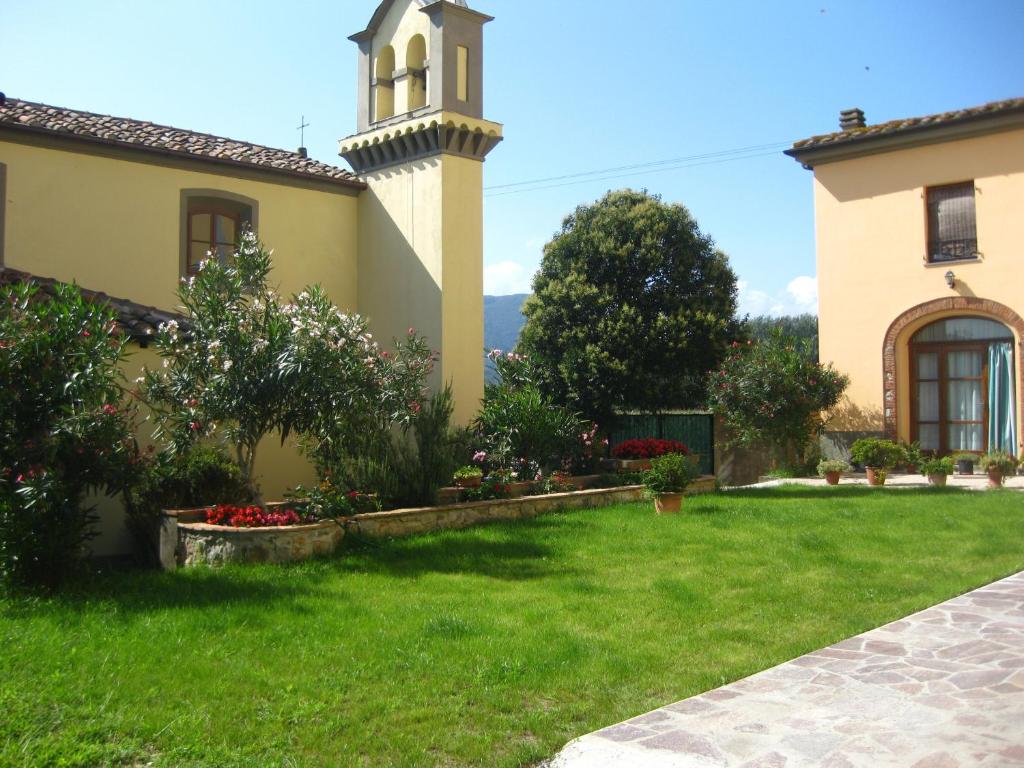 A garden outside B&B Villa Pardi Lucca