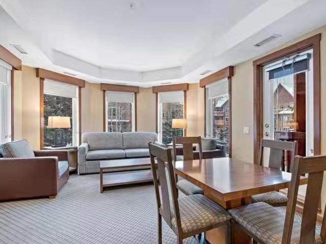 Sunny Tranquil Woods Turret in Falcon Crest Lodge - Resim 4