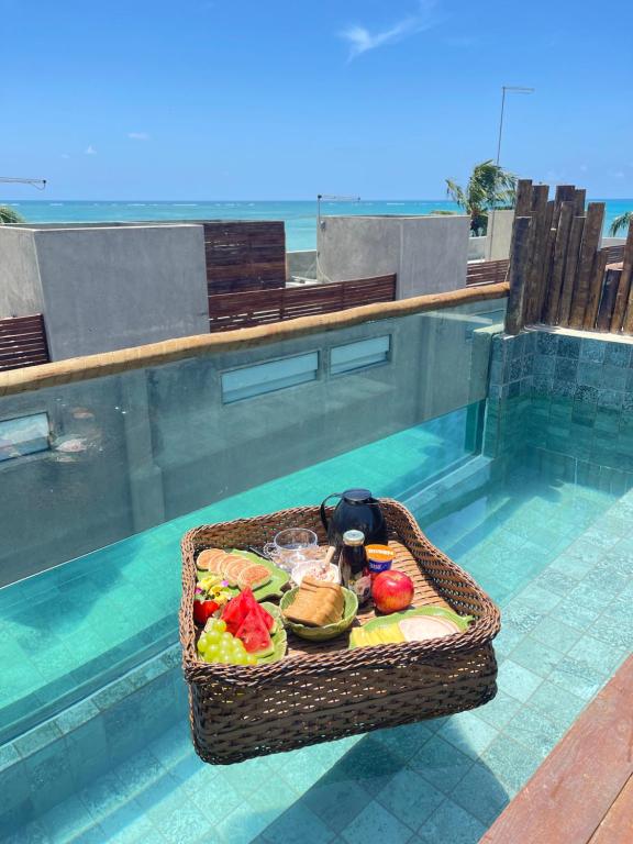 - un panier de nourriture au-dessus de la piscine dans l'établissement Casa Rústica com Rooftop e 2 Piscinas - 100mts do Mar - Rota dos Milagres, à São Miguel dos Milagres