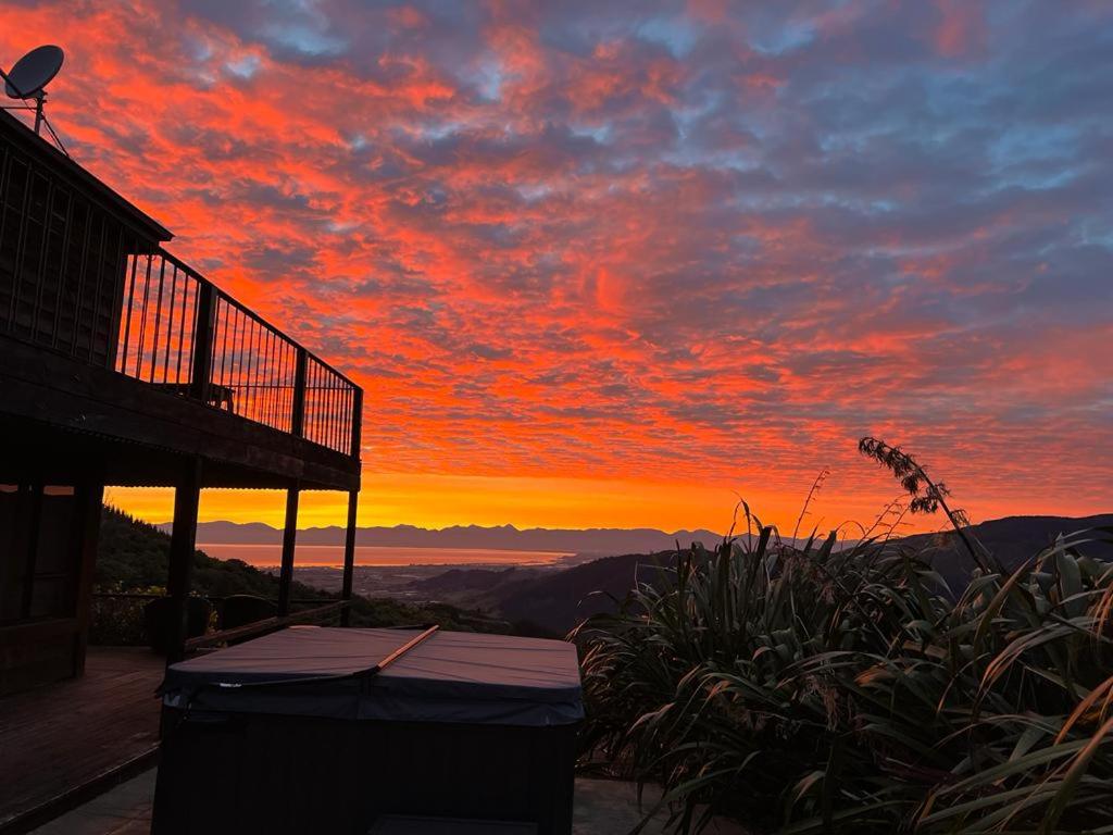 uma vista para o pôr-do-sol a partir de uma casa em Kea Ridge King Ensuite Room em Riwaka