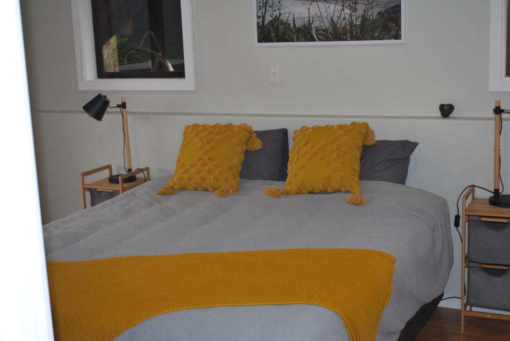 Postel nebo postele na pokoji v ubytování Kea Ridge King Ensuite Room