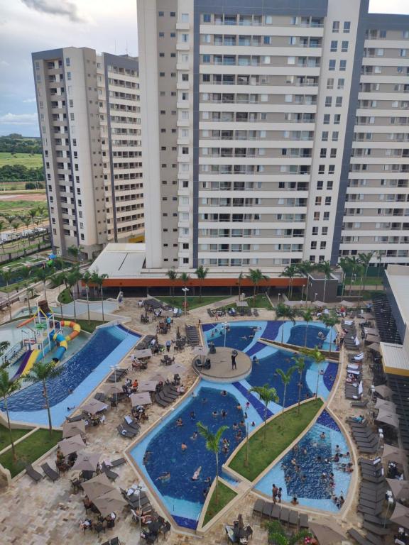 an overhead view of a large swimming pool with tall buildings at Solar das Águas Park Resort - Apartamento em Olímpia para 5 pessoas in Olímpia