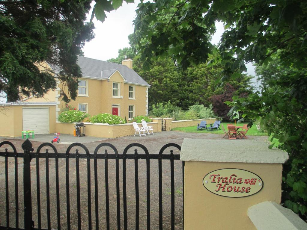法蘭福爾的住宿－Tralia Farmhouse Self Catering，房屋前的栅栏上的一个标志