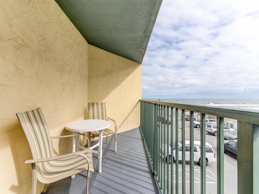 戴通納海灘的住宿－Sunglow Resort 305, 1 Bedroom, Sleeps 4, Ocean View, Heated Pool, WiFi，一个带桌椅的海景阳台
