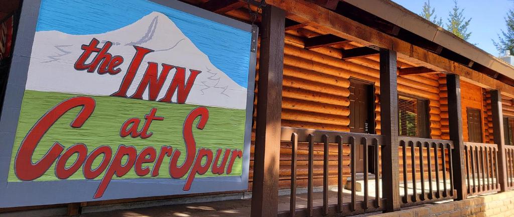 Mount HoodにあるCooper Spur Mountain Resortの山頂の宿を読む看板のある建物