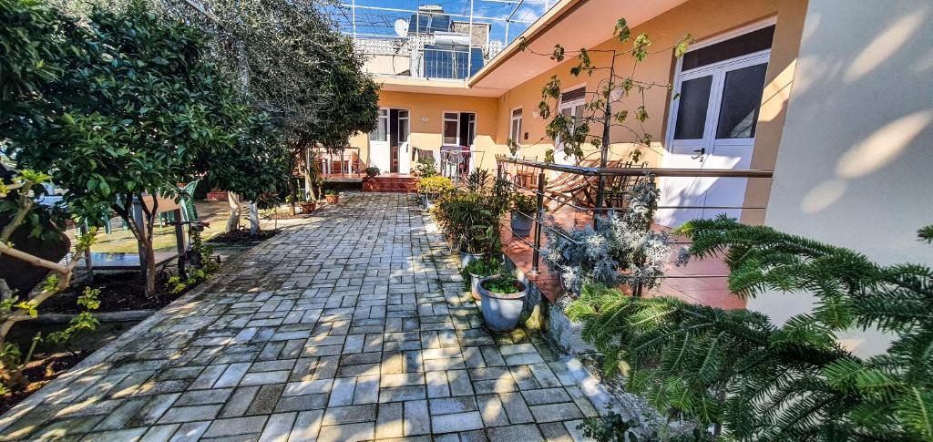 une maison avec un chemin pavé devant elle dans l'établissement Berti Apartment, à Vlorë