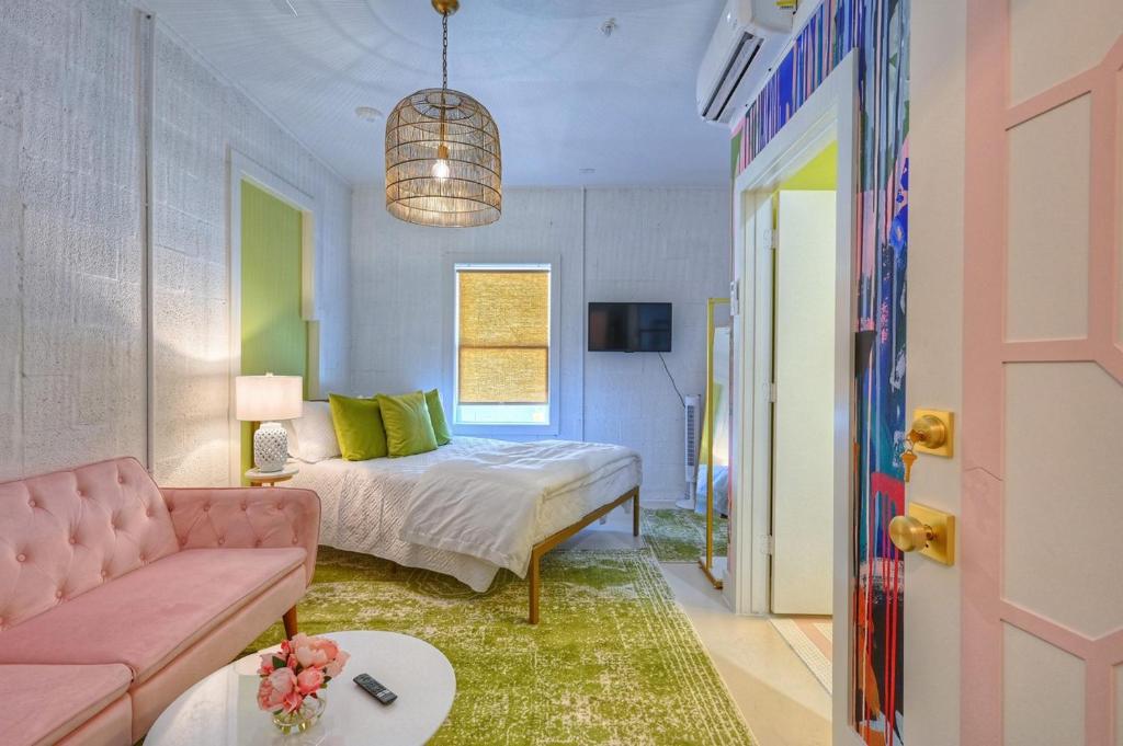 Un pat sau paturi într-o cameră la The Oleander Hotel Room 6
