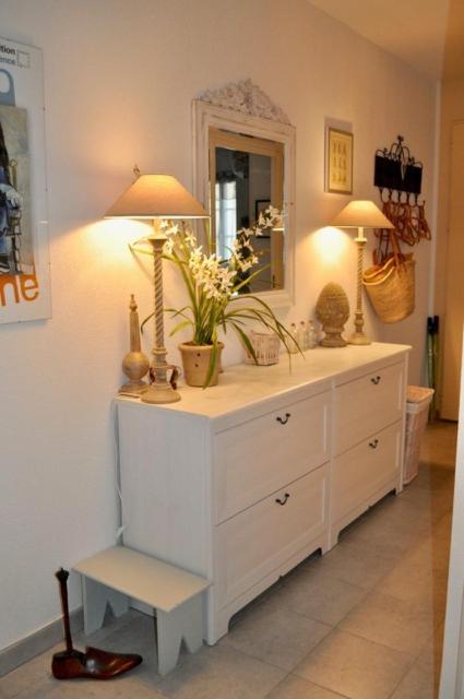 - une commode avec un miroir et une lampe dans l'établissement Apartement Beata in Provence, Golf Pont Royal, à Mallemort