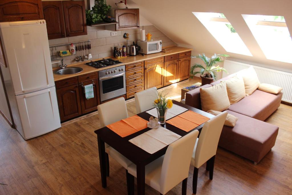 Kuchyň nebo kuchyňský kout v ubytování Orange Loft Apartment
