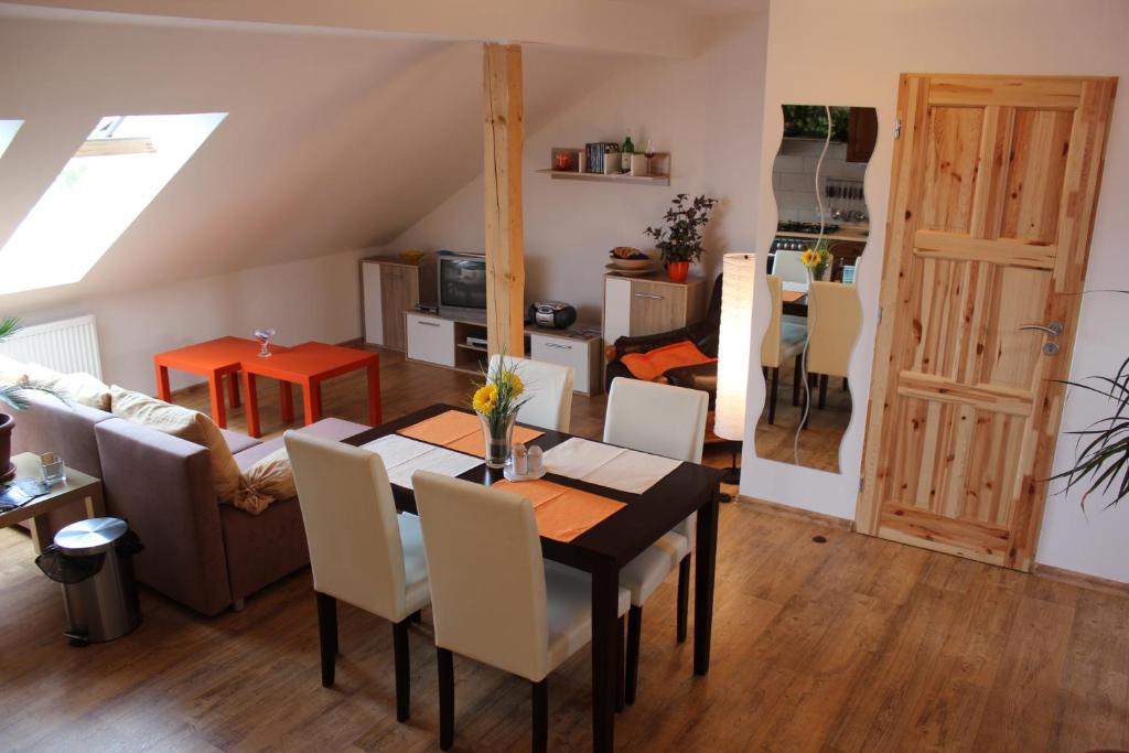 Kuchyň nebo kuchyňský kout v ubytování Orange Loft Apartment