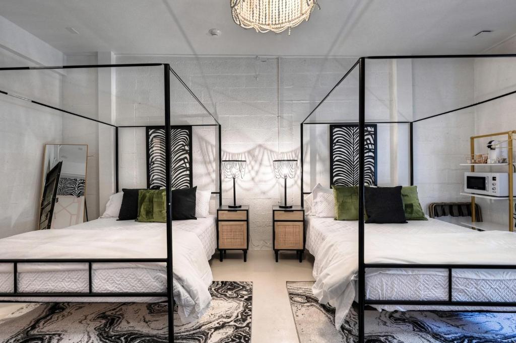 Łóżko lub łóżka w pokoju w obiekcie The Oleander Hotel Room 8