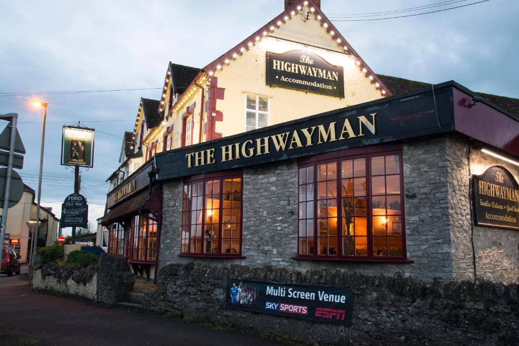 Una posada de autovía en una calle de la ciudad por la noche en The Highwayman Inn en Shepton Mallet