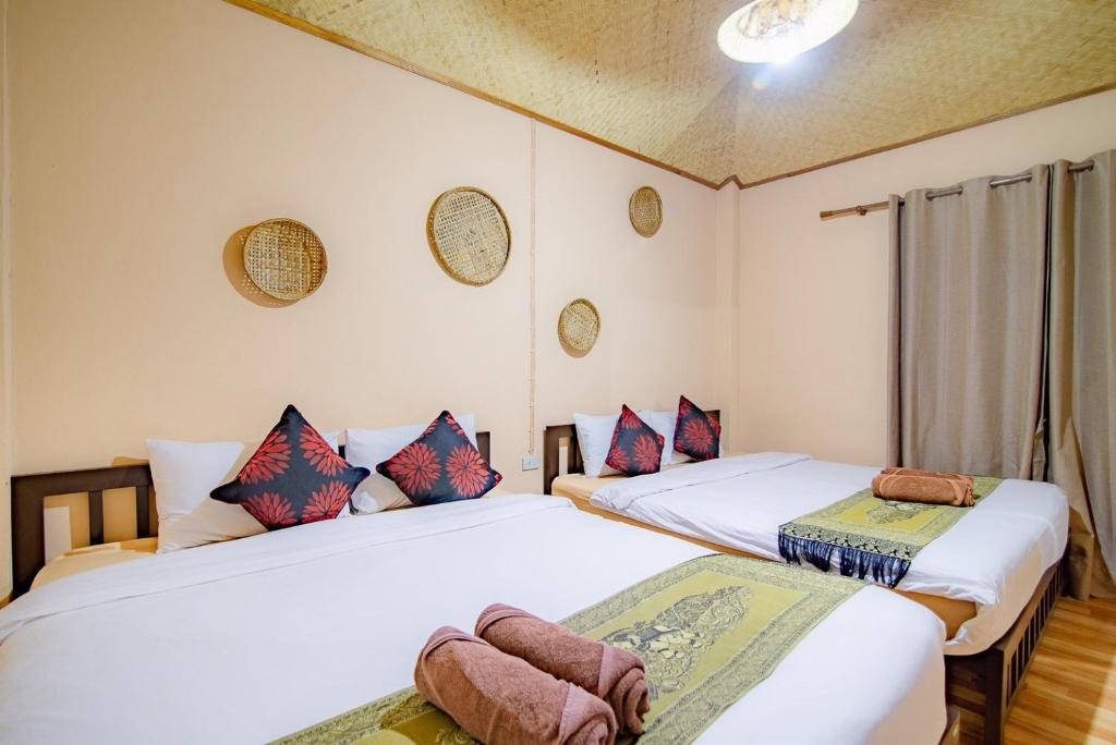 Postel nebo postele na pokoji v ubytování Panisara Pool Villa Resort Huahin