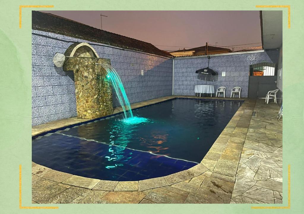 basen z fontanną w budynku w obiekcie Pousada&Hostel Lincoln Praia Grande w mieście Praia Grande