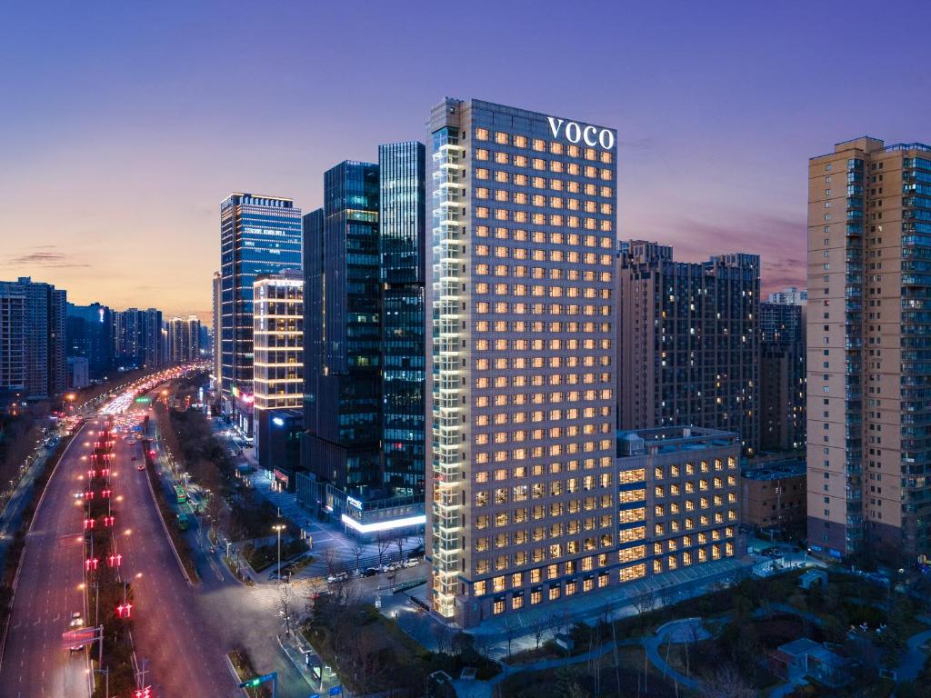 voco Xian ETDZ, an IHG Hotel في شيان: اطلالة على مبنى طويل في مدينة