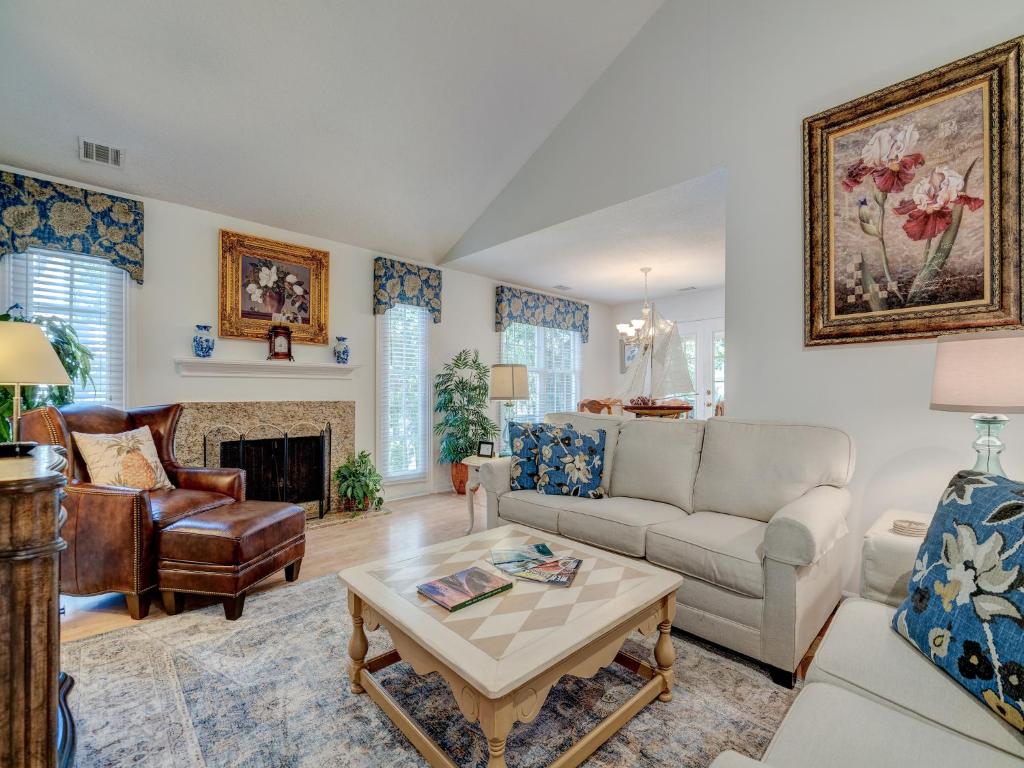 ヒルトン・ヘッド・アイランドにあるEvian 123のソファとテーブルのあるリビングルーム