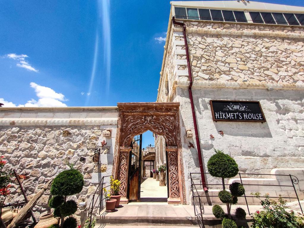 una entrada a un edificio de piedra con un arco en Hikmet's House, en Avanos