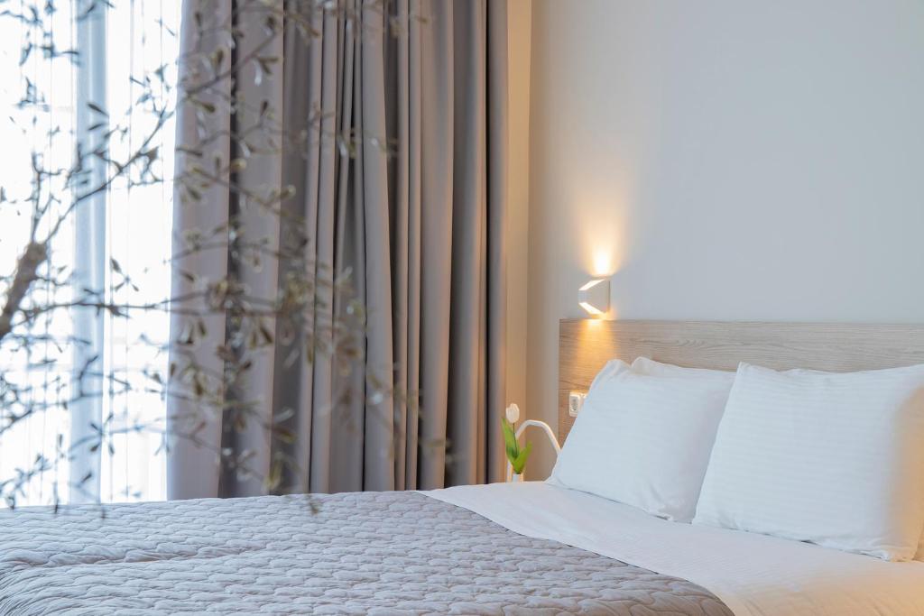 Postel nebo postele na pokoji v ubytování Zefyros Sea View Hotel