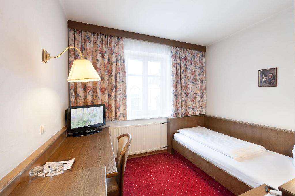 Postel nebo postele na pokoji v ubytování Hotel Goldener Löwe