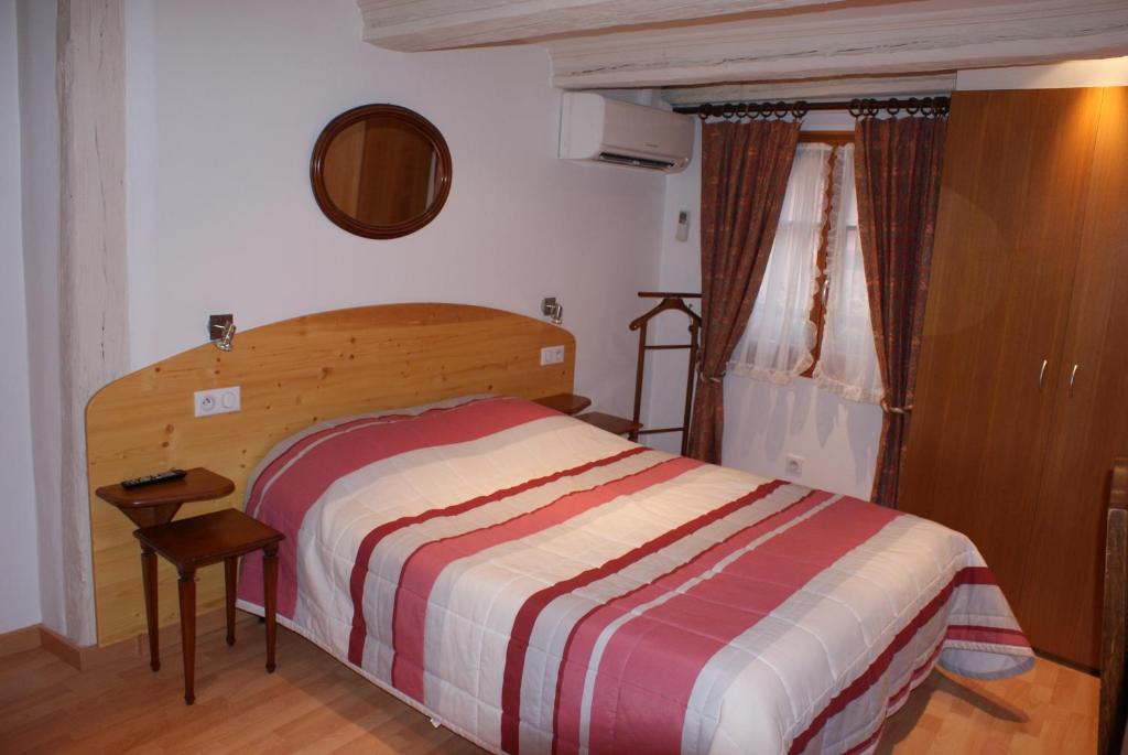 Postel nebo postele na pokoji v ubytování Hôtel Restaurant Le Schlossberg