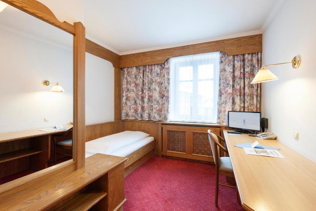 Postel nebo postele na pokoji v ubytování Hotel Goldener Löwe