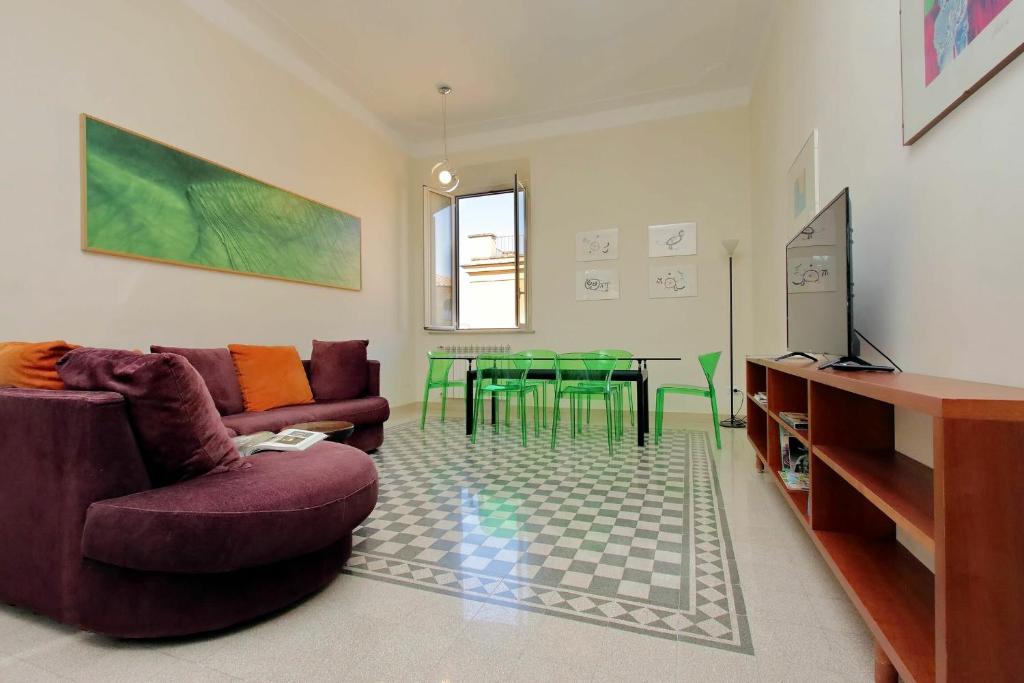Televízia a/alebo spoločenská miestnosť v ubytovaní Parioli Bellissimo 2br Con Terrazzo by Halldis