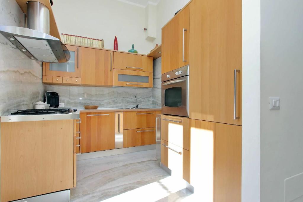 Kuchyňa alebo kuchynka v ubytovaní Parioli Bellissimo 2br Con Terrazzo by Halldis