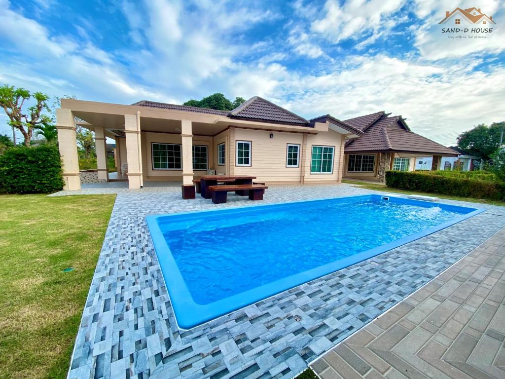 een zwembad in de achtertuin van een huis bij Sand-D House Pool Villa A8 at Rock Garden Beach Resort Rayong in Ban Ao Makham Pom