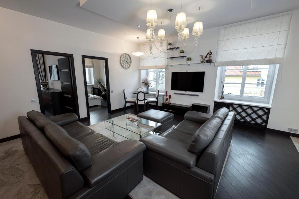 - un salon avec un canapé et une télévision dans l'établissement Apartamentai prie Meriadiano, à Klaipėda
