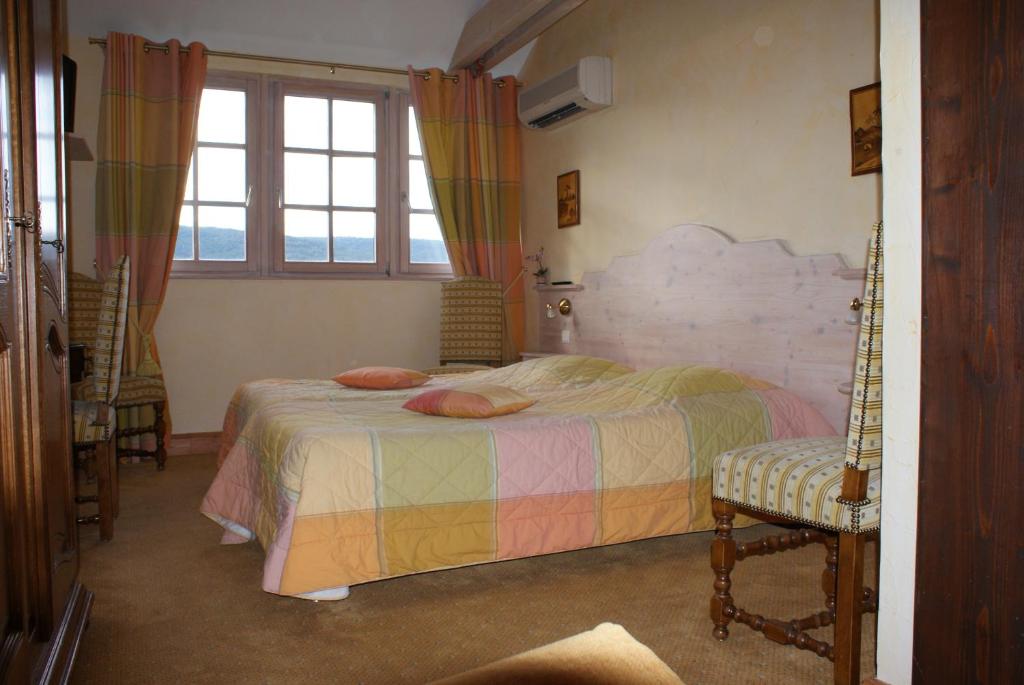 Postel nebo postele na pokoji v ubytování Hôtel Restaurant Le Schlossberg