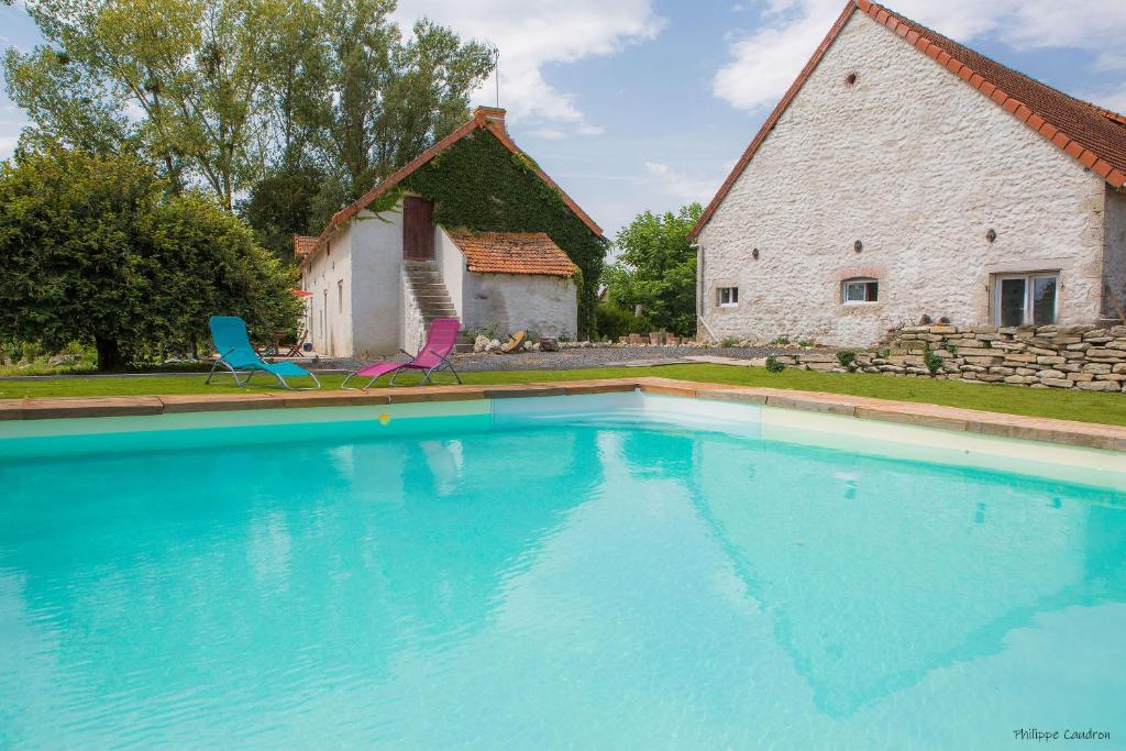 Bazén v ubytování L'Anagramme, chambres, table d'hôtes et gîte pour adultes, naturistes ou non ! nebo v jeho okolí
