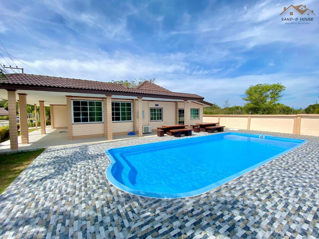 een zwembad in de achtertuin van een huis bij Sand-D House Pool Villa A6 at Rock Garden Beach Resort Rayong in Ban Ao Makham Pom