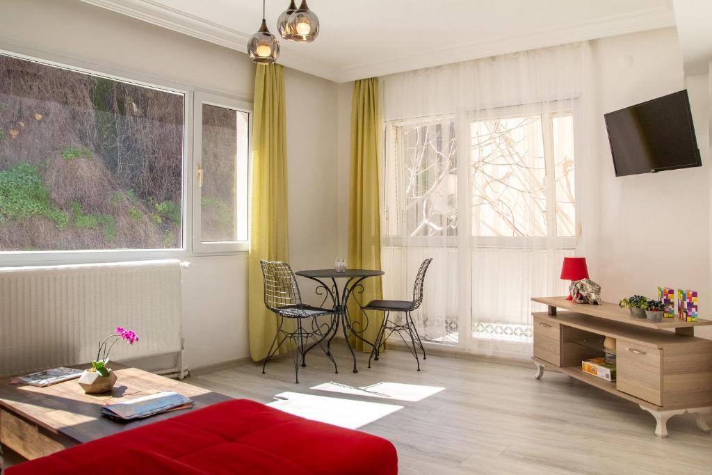 Cozy and Central Apartment near Historical Lift and Shore in Konak, Izmir - Housity