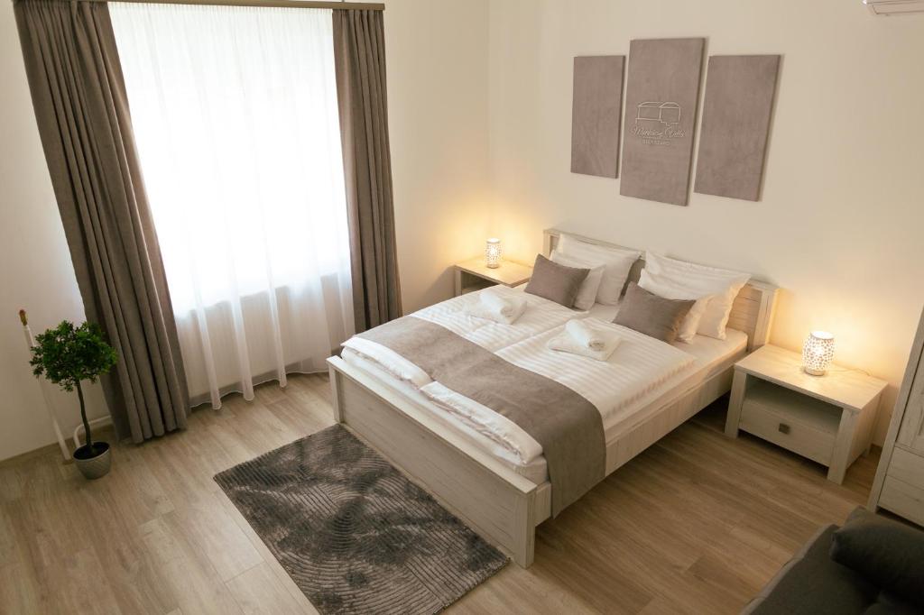 Posteľ alebo postele v izbe v ubytovaní Munkácsy Villa - Szekszárd