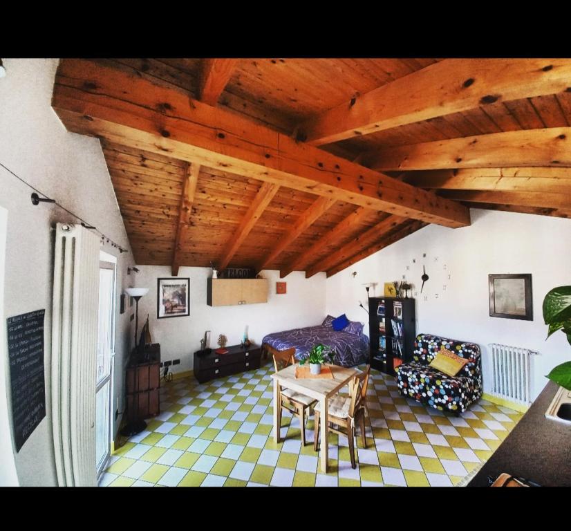 賈韋諾的住宿－Casetta Gialla，客厅配有桌子和床。